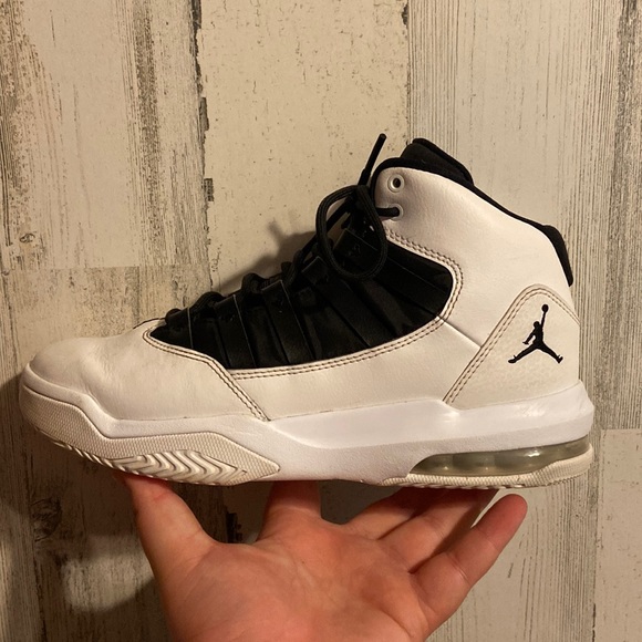 They are a pair of Jordan 10s size 6y - Picture 5 of 7